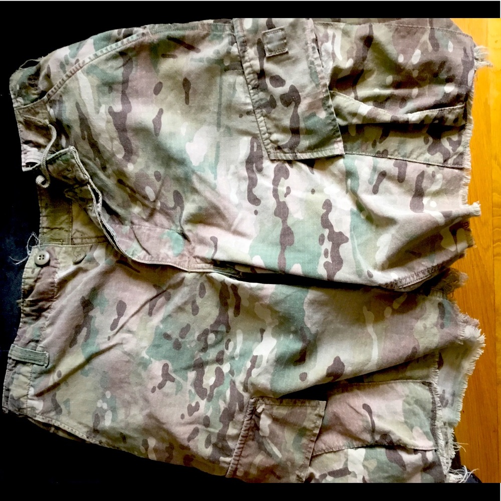 Mens Camo cargo shorts size 32-35